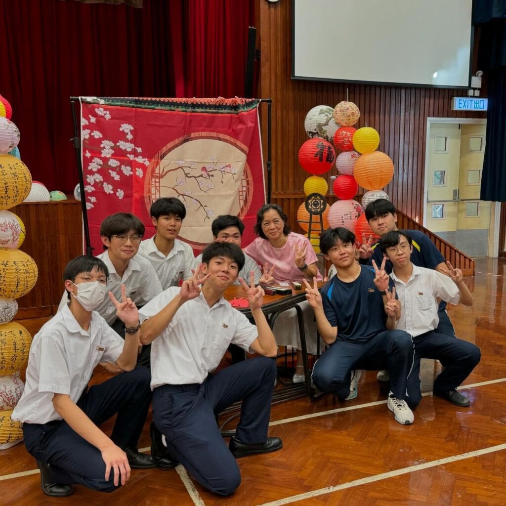 在很多人想像中,校長的日常總離不開開會、批閱文件、處理校務等;但在裘錦秋中學(屯門),陳月平校長讓人最先記住的,反而是一個很生活的畫面:午飯時間,她打開和學生一樣的飯盒,坐到他們身邊一起吃,邊吃邊聽他們聊課堂、聊朋友、聊那些一時半刻說不清的心事。她說自己也要吃學校的飯盒,因為這是責任的一部分。飯盒是否妥當、衛生是否到位、孩子吃得是否安心——這些看似細碎的事,在她眼中都不是小事。她相信教育要「落到地」,不是靠口號堆砌,而是靠每天都做得到的細節,把一間學校的溫度慢慢養出來。