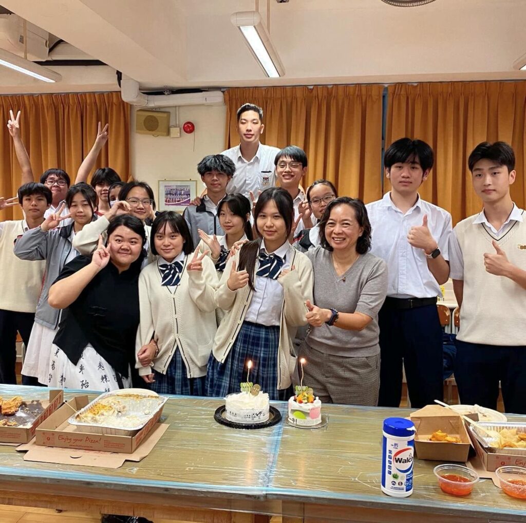 在很多人想像中,校長的日常總離不開開會、批閱文件、處理校務等;但在裘錦秋中學(屯門),陳月平校長讓人最先記住的,反而是一個很生活的畫面:午飯時間,她打開和學生一樣的飯盒,坐到他們身邊一起吃,邊吃邊聽他們聊課堂、聊朋友、聊那些一時半刻說不清的心事。她說自己也要吃學校的飯盒,因為這是責任的一部分。飯盒是否妥當、衛生是否到位、孩子吃得是否安心——這些看似細碎的事,在她眼中都不是小事。她相信教育要「落到地」,不是靠口號堆砌,而是靠每天都做得到的細節,把一間學校的溫度慢慢養出來。