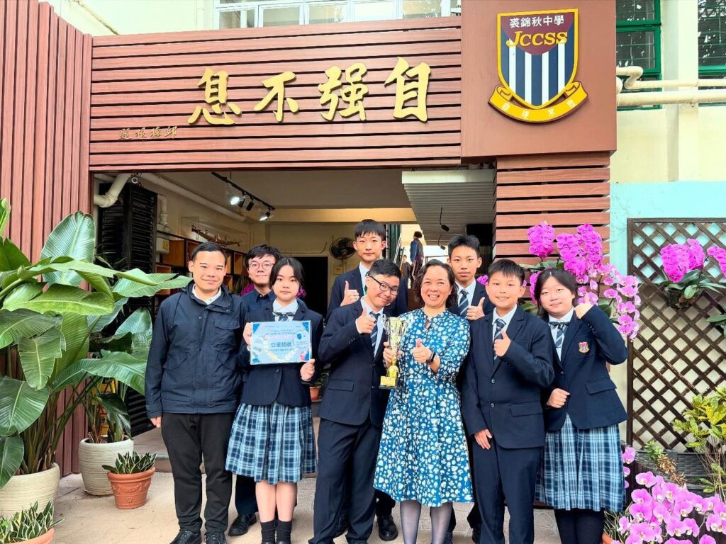 在很多人想像中,校長的日常總離不開開會、批閱文件、處理校務等;但在裘錦秋中學(屯門),陳月平校長讓人最先記住的,反而是一個很生活的畫面:午飯時間,她打開和學生一樣的飯盒,坐到他們身邊一起吃,邊吃邊聽他們聊課堂、聊朋友、聊那些一時半刻說不清的心事。她說自己也要吃學校的飯盒,因為這是責任的一部分。飯盒是否妥當、衛生是否到位、孩子吃得是否安心——這些看似細碎的事,在她眼中都不是小事。她相信教育要「落到地」,不是靠口號堆砌,而是靠每天都做得到的細節,把一間學校的溫度慢慢養出來。