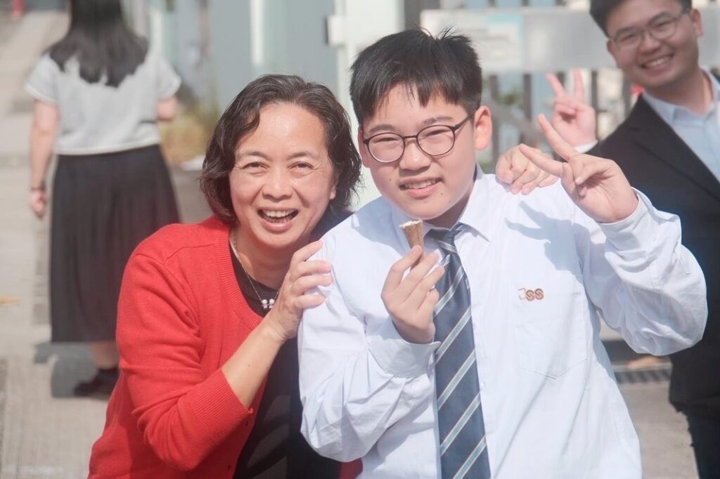 在裘錦秋中學(屯門)，龍舟隊不是一個用來「做成績」的招牌。它更像一條路——把一群原本不太相信自己的孩子，帶到水面上，讓他們第一次認真地想：原來我都可以。陳月平校長談起這支隊伍時，語氣很堅定：她想給學生的，從來不只是獎牌，而是「可能」兩個字。因為當一個孩子開始相信自己有可能，他才會願意再努力一次、再堅持多一天，而那份自強不息，往往會跟着他走很遠。