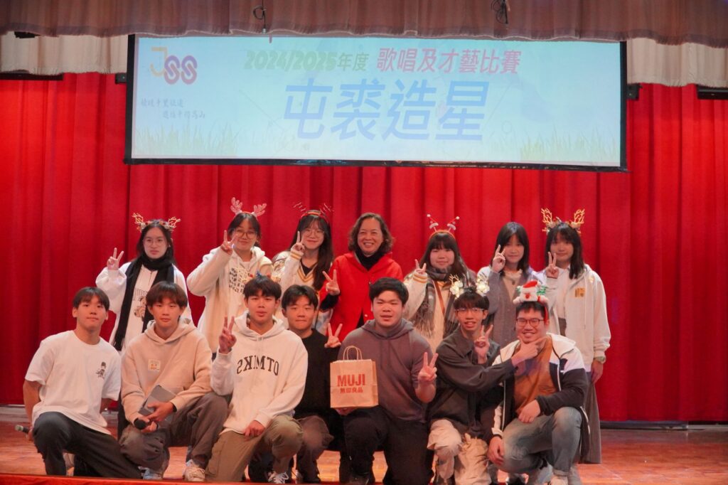 在很多人想像中,校長的日常總離不開開會、批閱文件、處理校務等;但在裘錦秋中學(屯門),陳月平校長讓人最先記住的,反而是一個很生活的畫面:午飯時間,她打開和學生一樣的飯盒,坐到他們身邊一起吃,邊吃邊聽他們聊課堂、聊朋友、聊那些一時半刻說不清的心事。她說自己也要吃學校的飯盒,因為這是責任的一部分。飯盒是否妥當、衛生是否到位、孩子吃得是否安心——這些看似細碎的事,在她眼中都不是小事。她相信教育要「落到地」,不是靠口號堆砌,而是靠每天都做得到的細節,把一間學校的溫度慢慢養出來。