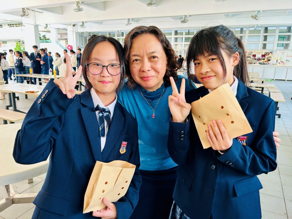 在裘錦秋中學(屯門)，龍舟隊不是一個用來「做成績」的招牌。它更像一條路——把一群原本不太相信自己的孩子，帶到水面上，讓他們第一次認真地想：原來我都可以。陳月平校長談起這支隊伍時，語氣很堅定：她想給學生的，從來不只是獎牌，而是「可能」兩個字。因為當一個孩子開始相信自己有可能，他才會願意再努力一次、再堅持多一天，而那份自強不息，往往會跟着他走很遠。