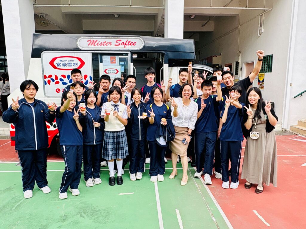 在裘錦秋中學(屯門)，龍舟隊不是一個用來「做成績」的招牌。它更像一條路——把一群原本不太相信自己的孩子，帶到水面上，讓他們第一次認真地想：原來我都可以。陳月平校長談起這支隊伍時，語氣很堅定：她想給學生的，從來不只是獎牌，而是「可能」兩個字。因為當一個孩子開始相信自己有可能，他才會願意再努力一次、再堅持多一天，而那份自強不息，往往會跟着他走很遠。