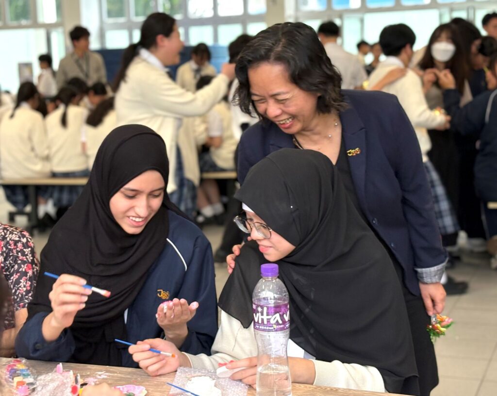 在裘錦秋中學(屯門)，龍舟隊不是一個用來「做成績」的招牌。它更像一條路——把一群原本不太相信自己的孩子，帶到水面上，讓他們第一次認真地想：原來我都可以。陳月平校長談起這支隊伍時，語氣很堅定：她想給學生的，從來不只是獎牌，而是「可能」兩個字。因為當一個孩子開始相信自己有可能，他才會願意再努力一次、再堅持多一天，而那份自強不息，往往會跟着他走很遠。