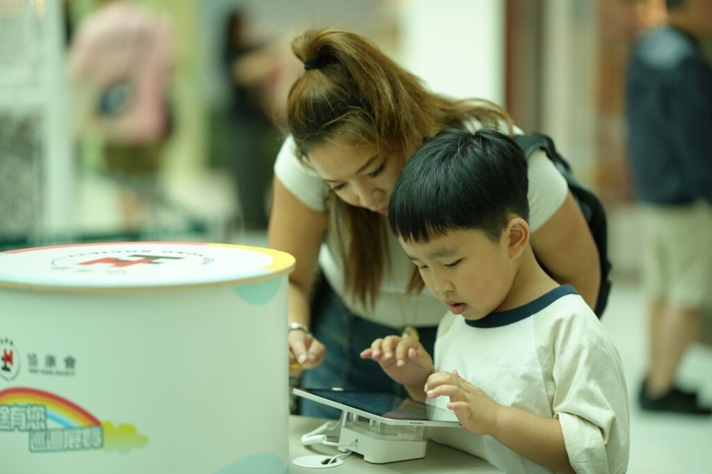 星級嘉賓兼人氣靚媽余香凝（Jennifer）日前應協康會邀請，出席「協康會慈善獎券義賣啟動禮 暨『童途有您』巡迴展覽」，並親身參與獎券義賣，帶動現場氣氛熱烈。活動於4月25日在將軍澳新都城中心三期一樓天幕廣場舉行，以「為SEN兒童及青年提供專業訓練及家長支援服務，建立美好明天」為主題，收益將支持協康會非政府資助的家長資源中心。