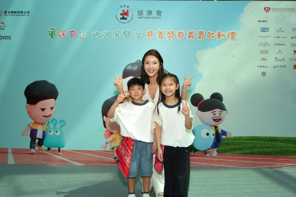 星級嘉賓兼人氣靚媽余香凝（Jennifer）日前應協康會邀請，出席「協康會慈善獎券義賣啟動禮 暨『童途有您』巡迴展覽」，並親身參與獎券義賣，帶動現場氣氛熱烈。活動於4月25日在將軍澳新都城中心三期一樓天幕廣場舉行，以「為SEN兒童及青年提供專業訓練及家長支援服務，建立美好明天」為主題，收益將支持協康會非政府資助的家長資源中心。