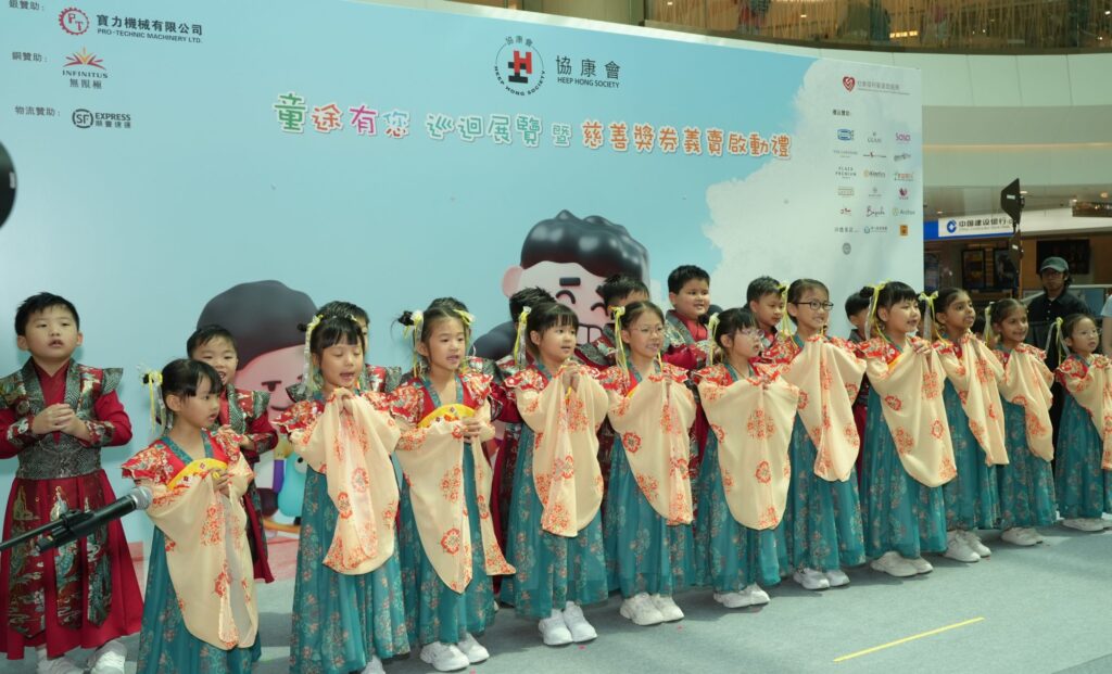 星級嘉賓兼人氣靚媽余香凝（Jennifer）日前應協康會邀請，出席「協康會慈善獎券義賣啟動禮 暨『童途有您』巡迴展覽」，並親身參與獎券義賣，帶動現場氣氛熱烈。活動於4月25日在將軍澳新都城中心三期一樓天幕廣場舉行，以「為SEN兒童及青年提供專業訓練及家長支援服務，建立美好明天」為主題，收益將支持協康會非政府資助的家長資源中心。