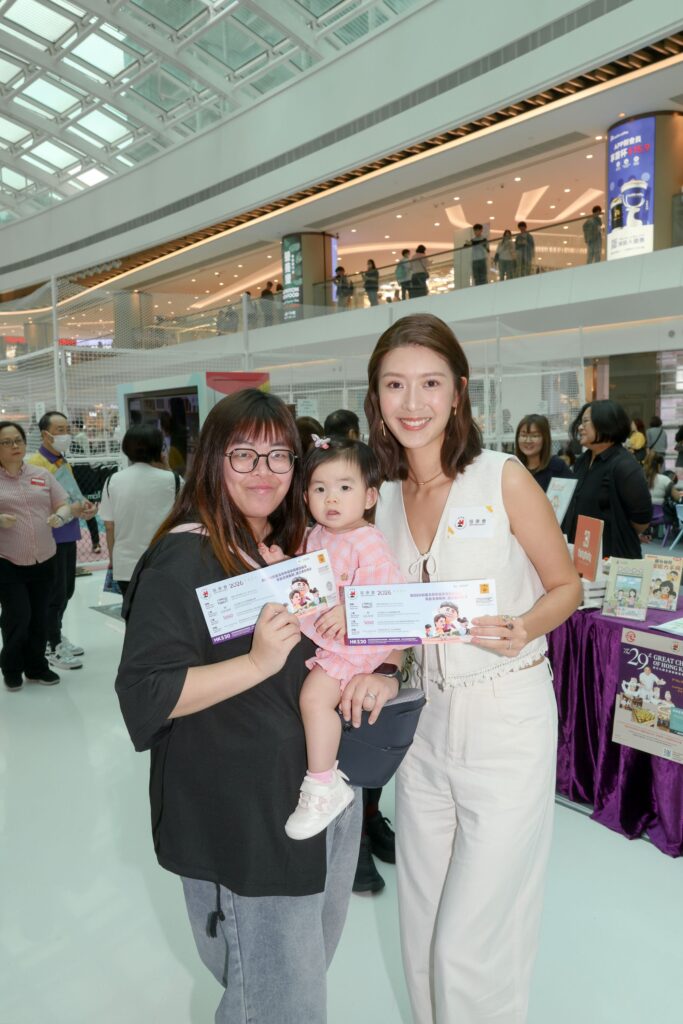 星級嘉賓兼人氣靚媽余香凝（Jennifer）日前應協康會邀請，出席「協康會慈善獎券義賣啟動禮 暨『童途有您』巡迴展覽」，並親身參與獎券義賣，帶動現場氣氛熱烈。活動於4月25日在將軍澳新都城中心三期一樓天幕廣場舉行，以「為SEN兒童及青年提供專業訓練及家長支援服務，建立美好明天」為主題，收益將支持協康會非政府資助的家長資源中心。