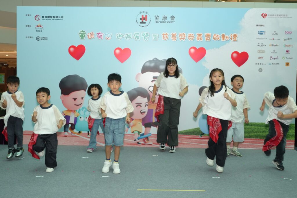 星級嘉賓兼人氣靚媽余香凝（Jennifer）日前應協康會邀請，出席「協康會慈善獎券義賣啟動禮 暨『童途有您』巡迴展覽」，並親身參與獎券義賣，帶動現場氣氛熱烈。活動於4月25日在將軍澳新都城中心三期一樓天幕廣場舉行，以「為SEN兒童及青年提供專業訓練及家長支援服務，建立美好明天」為主題，收益將支持協康會非政府資助的家長資源中心。