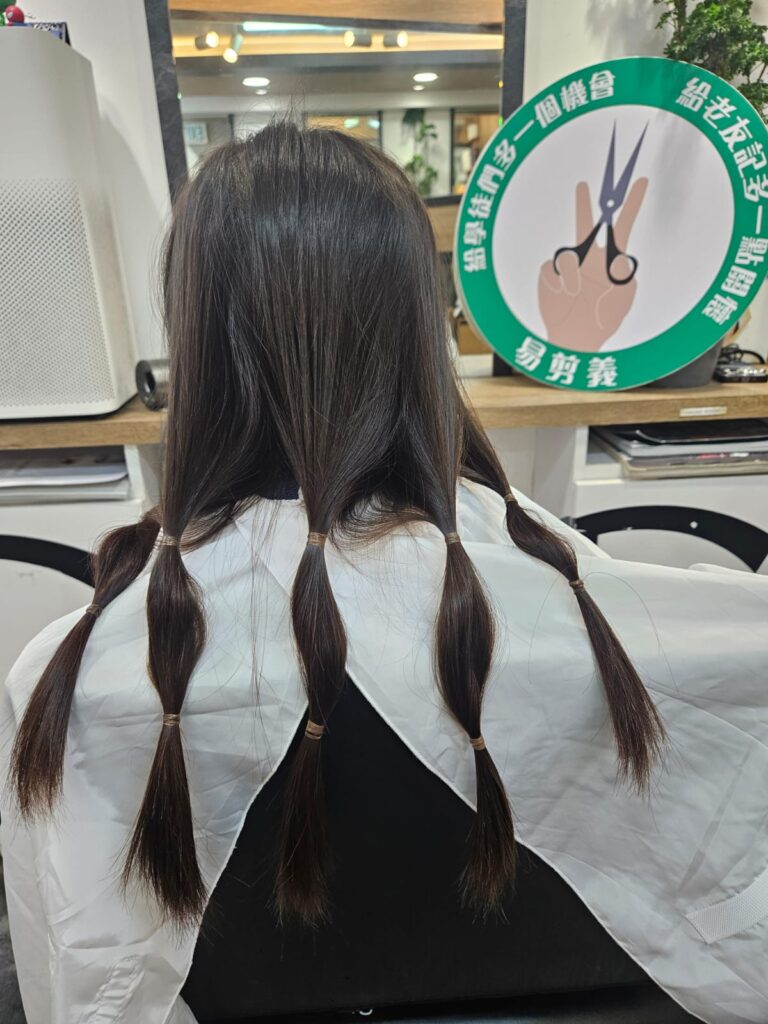 一束被剪下來的頭髮,很多時候只會落在地上,被掃走、被丟棄;但在袁宜聰Alex眼中,它也可以被好好接住,變成一份能夠落到實處的祝福。這次專訪,我們跟著他走進「髮現愛」的構想:不只為有需要的人製作真髮假髮,更要在香港重新建立一套清楚、可信、可持續的捐髮方式,讓善意不再靠運氣與熱潮,而是變成每個人都做得到的日常選擇。