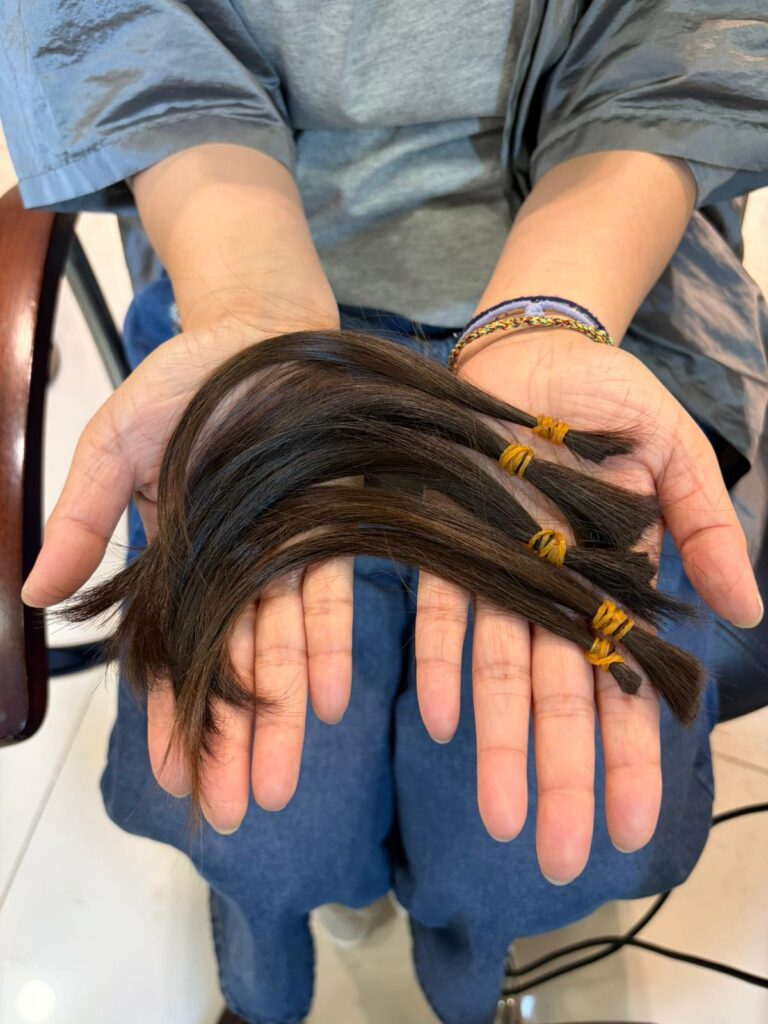 一束被剪下來的頭髮,很多時候只會落在地上,被掃走、被丟棄;但在袁宜聰Alex眼中,它也可以被好好接住,變成一份能夠落到實處的祝福。這次專訪,我們跟著他走進「髮現愛」的構想:不只為有需要的人製作真髮假髮,更要在香港重新建立一套清楚、可信、可持續的捐髮方式,讓善意不再靠運氣與熱潮,而是變成每個人都做得到的日常選擇。