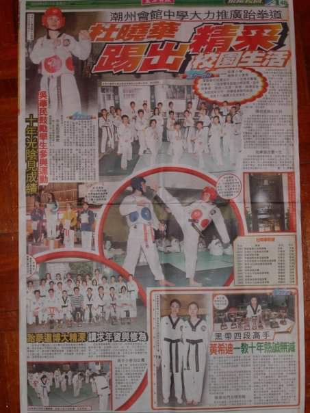 走進訓練場，杜曉華教練不用多說什麼，孩子們自然會把腰板挺直、把注意力收回來。她的節奏清晰、指令俐落，示範一出手就見到「快、準、狠」的基本功——不是靠聲量壓場，而是靠多年磨出來的穩與準。圈子裡有人叫她「辣椒仔」，她也索性把這個名字變成一個提醒：體型、起點、條件都不必成為限制；真正決定你走多遠的，是你願不願意把信念練到位。