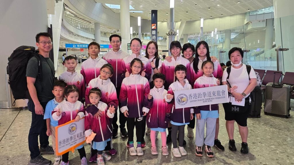 走進訓練場，杜曉華教練不用多說什麼，孩子們自然會把腰板挺直、把注意力收回來。她的節奏清晰、指令俐落，示範一出手就見到「快、準、狠」的基本功——不是靠聲量壓場，而是靠多年磨出來的穩與準。圈子裡有人叫她「辣椒仔」，她也索性把這個名字變成一個提醒：體型、起點、條件都不必成為限制；真正決定你走多遠的，是你願不願意把信念練到位。