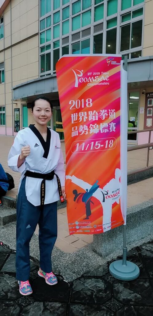 走進訓練場，杜曉華教練不用多說什麼，孩子們自然會把腰板挺直、把注意力收回來。她的節奏清晰、指令俐落，示範一出手就見到「快、準、狠」的基本功——不是靠聲量壓場，而是靠多年磨出來的穩與準。圈子裡有人叫她「辣椒仔」，她也索性把這個名字變成一個提醒：體型、起點、條件都不必成為限制；真正決定你走多遠的，是你願不願意把信念練到位。