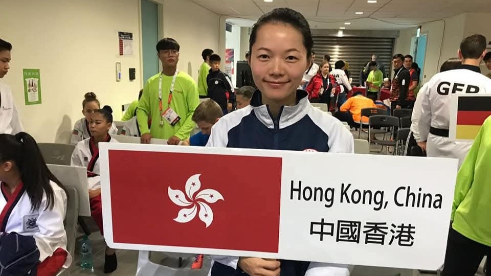 走進訓練場，杜曉華教練不用多說什麼，孩子們自然會把腰板挺直、把注意力收回來。她的節奏清晰、指令俐落，示範一出手就見到「快、準、狠」的基本功——不是靠聲量壓場，而是靠多年磨出來的穩與準。圈子裡有人叫她「辣椒仔」，她也索性把這個名字變成一個提醒：體型、起點、條件都不必成為限制；真正決定你走多遠的，是你願不願意把信念練到位。