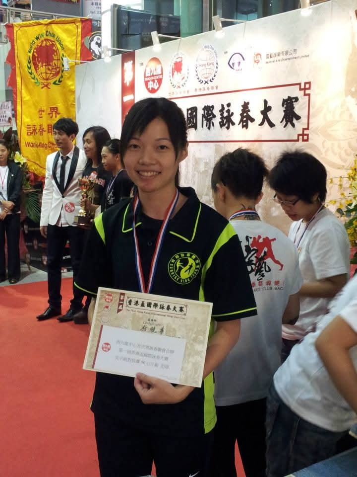 走進訓練場，杜曉華教練不用多說什麼，孩子們自然會把腰板挺直、把注意力收回來。她的節奏清晰、指令俐落，示範一出手就見到「快、準、狠」的基本功——不是靠聲量壓場，而是靠多年磨出來的穩與準。圈子裡有人叫她「辣椒仔」，她也索性把這個名字變成一個提醒：體型、起點、條件都不必成為限制；真正決定你走多遠的，是你願不願意把信念練到位。