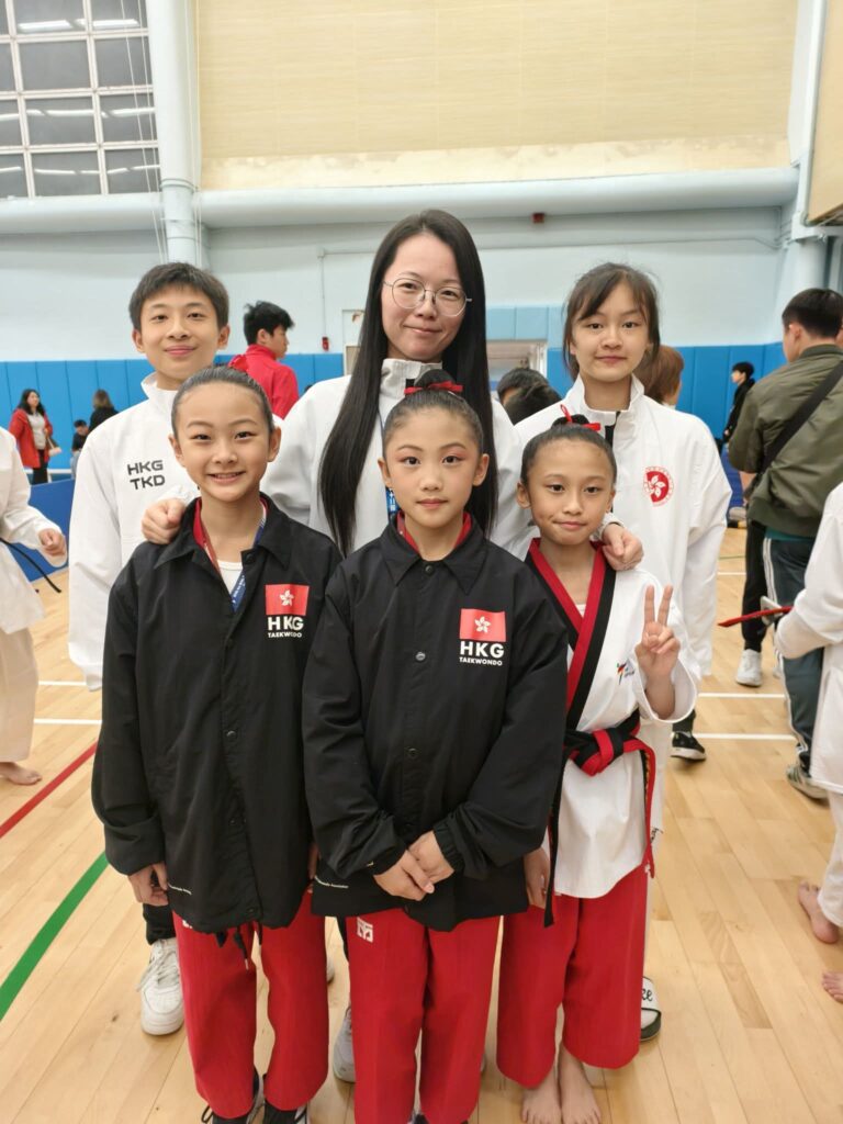 走進訓練場，杜曉華教練不用多說什麼，孩子們自然會把腰板挺直、把注意力收回來。她的節奏清晰、指令俐落，示範一出手就見到「快、準、狠」的基本功——不是靠聲量壓場，而是靠多年磨出來的穩與準。圈子裡有人叫她「辣椒仔」，她也索性把這個名字變成一個提醒：體型、起點、條件都不必成為限制；真正決定你走多遠的，是你願不願意把信念練到位。