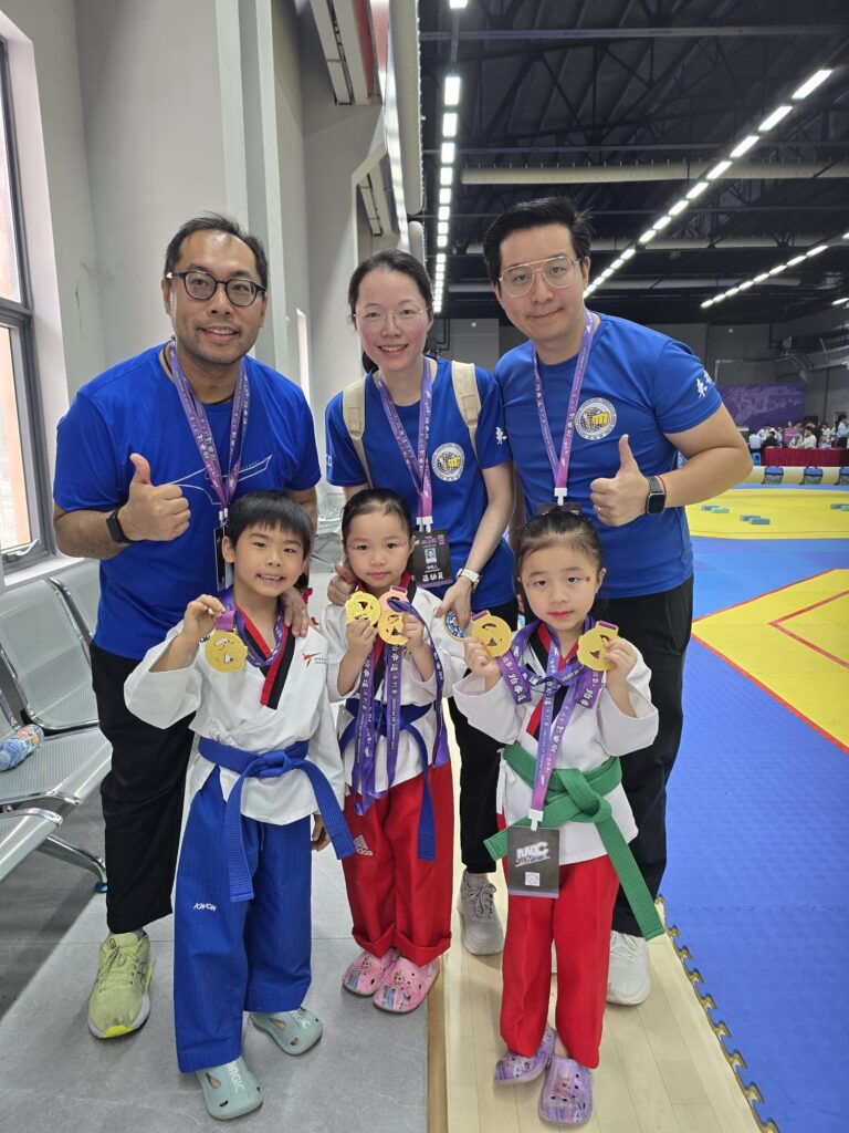 走進訓練場，杜曉華教練不用多說什麼，孩子們自然會把腰板挺直、把注意力收回來。她的節奏清晰、指令俐落，示範一出手就見到「快、準、狠」的基本功——不是靠聲量壓場，而是靠多年磨出來的穩與準。圈子裡有人叫她「辣椒仔」，她也索性把這個名字變成一個提醒：體型、起點、條件都不必成為限制；真正決定你走多遠的，是你願不願意把信念練到位。