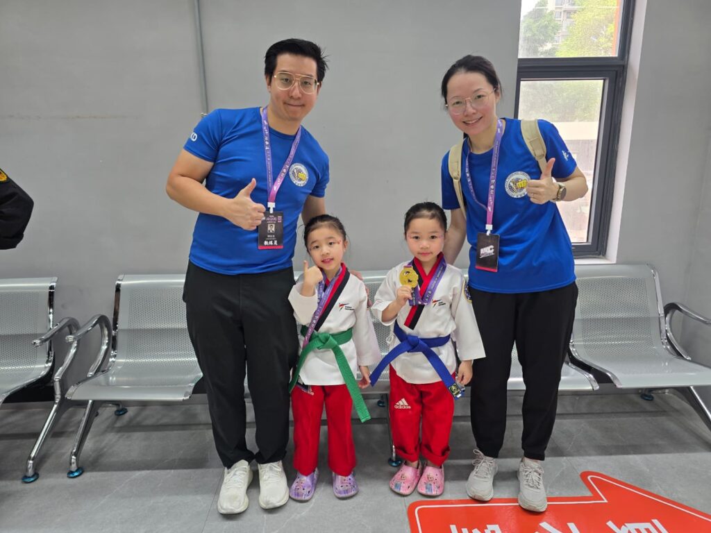 走進訓練場，杜曉華教練不用多說什麼，孩子們自然會把腰板挺直、把注意力收回來。她的節奏清晰、指令俐落，示範一出手就見到「快、準、狠」的基本功——不是靠聲量壓場，而是靠多年磨出來的穩與準。圈子裡有人叫她「辣椒仔」，她也索性把這個名字變成一個提醒：體型、起點、條件都不必成為限制；真正決定你走多遠的，是你願不願意把信念練到位。