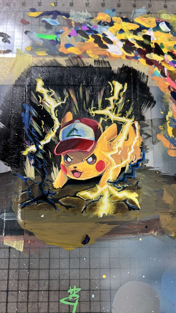 有些人畫畫,是把喜歡留在紙上;劉子謙(阿謙)畫畫,卻把喜歡變成一張張會被收藏、會被送禮、會被記住的作品。他最初在網上分享插畫與家中貓咪,之後嘗試把創作做成周邊,亦曾在年宵等市集擺檔;真正的轉捩點,是他走進卡牌圈子——先以玩家身份投入,熟悉文化與玩法,再把那份熱愛轉化成創作語言。他不是讀美術系出身,卻憑電腦板面設計背景養成的工整與精準,畫出貼近原作又有個人辨識度的作品;而在委託合作上,他更看重信任與心意,總希望讓對方收到的,比預期多一點點驚喜。這篇專訪將帶你看見:他如何一步一步累積風格、建立口碑,並從二創走到認證舞台。