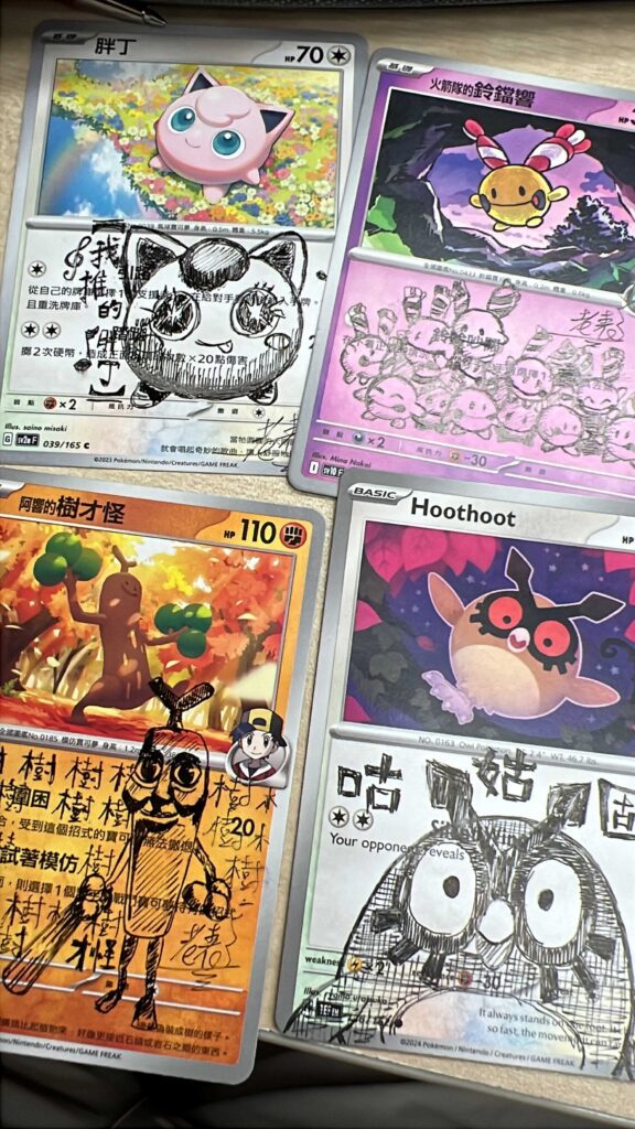 有些人畫畫,是把喜歡留在紙上;劉子謙(阿謙)畫畫,卻把喜歡變成一張張會被收藏、會被送禮、會被記住的作品。他最初在網上分享插畫與家中貓咪,之後嘗試把創作做成周邊,亦曾在年宵等市集擺檔;真正的轉捩點,是他走進卡牌圈子——先以玩家身份投入,熟悉文化與玩法,再把那份熱愛轉化成創作語言。他不是讀美術系出身,卻憑電腦板面設計背景養成的工整與精準,畫出貼近原作又有個人辨識度的作品;而在委託合作上,他更看重信任與心意,總希望讓對方收到的,比預期多一點點驚喜。這篇專訪將帶你看見:他如何一步一步累積風格、建立口碑,並從二創走到認證舞台。