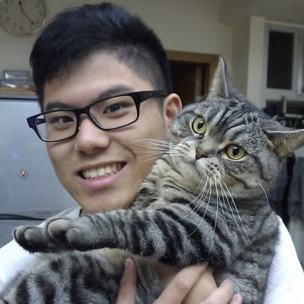 有些人畫畫,是把喜歡留在紙上;劉子謙(阿謙)畫畫,卻把喜歡變成一張張會被收藏、會被送禮、會被記住的作品。他最初在網上分享插畫與家中貓咪,之後嘗試把創作做成周邊,亦曾在年宵等市集擺檔;真正的轉捩點,是他走進卡牌圈子——先以玩家身份投入,熟悉文化與玩法,再把那份熱愛轉化成創作語言。他不是讀美術系出身,卻憑電腦板面設計背景養成的工整與精準,畫出貼近原作又有個人辨識度的作品;而在委託合作上,他更看重信任與心意,總希望讓對方收到的,比預期多一點點驚喜。這篇專訪將帶你看見:他如何一步一步累積風格、建立口碑,並從二創走到認證舞台。