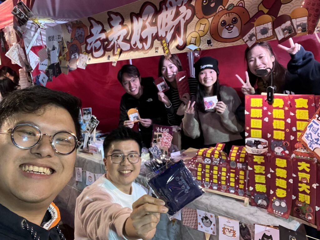 有些人畫畫,是把喜歡留在紙上;劉子謙(阿謙)畫畫,卻把喜歡變成一張張會被收藏、會被送禮、會被記住的作品。他最初在網上分享插畫與家中貓咪,之後嘗試把創作做成周邊,亦曾在年宵等市集擺檔;真正的轉捩點,是他走進卡牌圈子——先以玩家身份投入,熟悉文化與玩法,再把那份熱愛轉化成創作語言。他不是讀美術系出身,卻憑電腦板面設計背景養成的工整與精準,畫出貼近原作又有個人辨識度的作品;而在委託合作上,他更看重信任與心意,總希望讓對方收到的,比預期多一點點驚喜。這篇專訪將帶你看見:他如何一步一步累積風格、建立口碑,並從二創走到認證舞台。