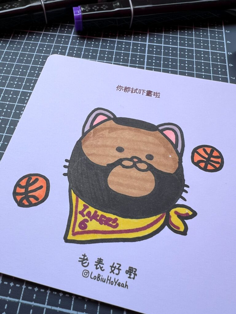 有些人畫畫,是把喜歡留在紙上;劉子謙(阿謙)畫畫,卻把喜歡變成一張張會被收藏、會被送禮、會被記住的作品。他最初在網上分享插畫與家中貓咪,之後嘗試把創作做成周邊,亦曾在年宵等市集擺檔;真正的轉捩點,是他走進卡牌圈子——先以玩家身份投入,熟悉文化與玩法,再把那份熱愛轉化成創作語言。他不是讀美術系出身,卻憑電腦板面設計背景養成的工整與精準,畫出貼近原作又有個人辨識度的作品;而在委託合作上,他更看重信任與心意,總希望讓對方收到的,比預期多一點點驚喜。這篇專訪將帶你看見:他如何一步一步累積風格、建立口碑,並從二創走到認證舞台。