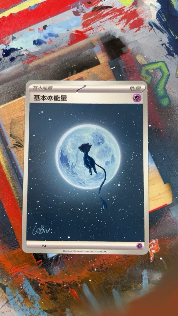 有些人畫畫,是把喜歡留在紙上;劉子謙(阿謙)畫畫,卻把喜歡變成一張張會被收藏、會被送禮、會被記住的作品。他最初在網上分享插畫與家中貓咪,之後嘗試把創作做成周邊,亦曾在年宵等市集擺檔;真正的轉捩點,是他走進卡牌圈子——先以玩家身份投入,熟悉文化與玩法,再把那份熱愛轉化成創作語言。他不是讀美術系出身,卻憑電腦板面設計背景養成的工整與精準,畫出貼近原作又有個人辨識度的作品;而在委託合作上,他更看重信任與心意,總希望讓對方收到的,比預期多一點點驚喜。這篇專訪將帶你看見:他如何一步一步累積風格、建立口碑,並從二創走到認證舞台。