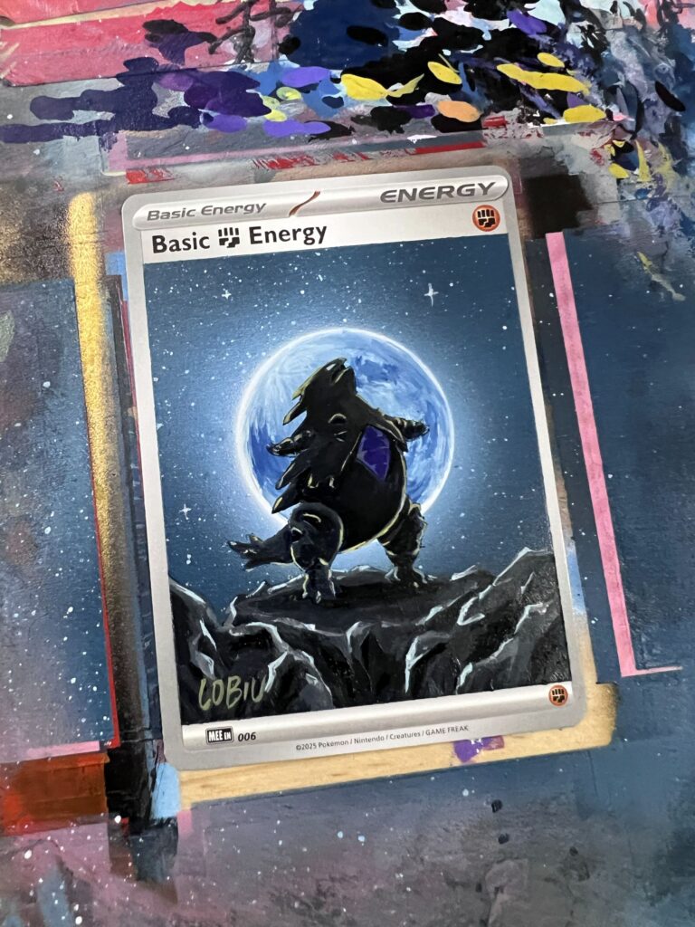 有些人畫畫,是把喜歡留在紙上;劉子謙(阿謙)畫畫,卻把喜歡變成一張張會被收藏、會被送禮、會被記住的作品。他最初在網上分享插畫與家中貓咪,之後嘗試把創作做成周邊,亦曾在年宵等市集擺檔;真正的轉捩點,是他走進卡牌圈子——先以玩家身份投入,熟悉文化與玩法,再把那份熱愛轉化成創作語言。他不是讀美術系出身,卻憑電腦板面設計背景養成的工整與精準,畫出貼近原作又有個人辨識度的作品;而在委託合作上,他更看重信任與心意,總希望讓對方收到的,比預期多一點點驚喜。這篇專訪將帶你看見:他如何一步一步累積風格、建立口碑,並從二創走到認證舞台。