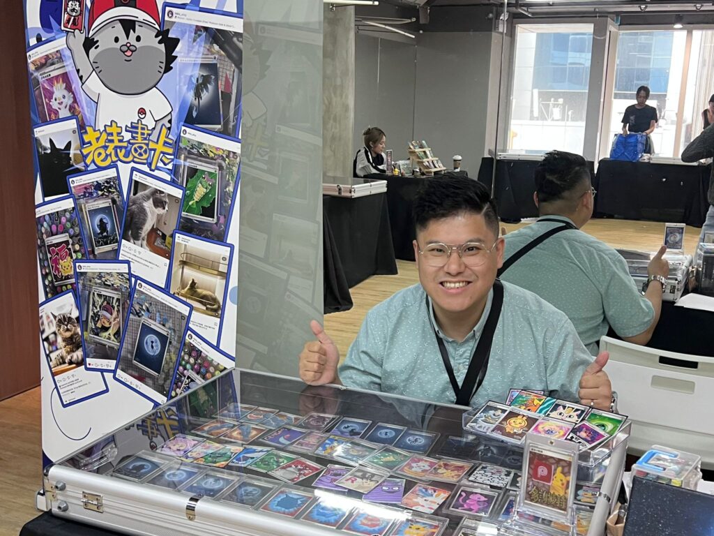 有些人畫畫,是把喜歡留在紙上;劉子謙(阿謙)畫畫,卻把喜歡變成一張張會被收藏、會被送禮、會被記住的作品。他最初在網上分享插畫與家中貓咪,之後嘗試把創作做成周邊,亦曾在年宵等市集擺檔;真正的轉捩點,是他走進卡牌圈子——先以玩家身份投入,熟悉文化與玩法,再把那份熱愛轉化成創作語言。他不是讀美術系出身,卻憑電腦板面設計背景養成的工整與精準,畫出貼近原作又有個人辨識度的作品;而在委託合作上,他更看重信任與心意,總希望讓對方收到的,比預期多一點點驚喜。這篇專訪將帶你看見:他如何一步一步累積風格、建立口碑,並從二創走到認證舞台。