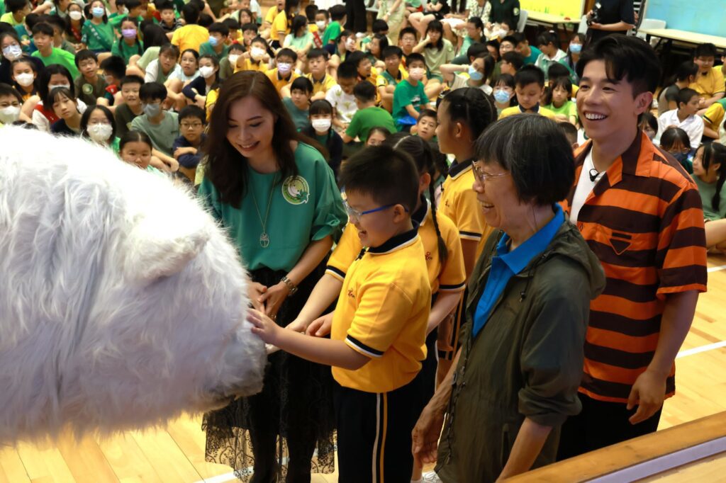 一所學校要走得穩、走得遠,關鍵常在於有人願意持續改良、把理念落到日常。聖公會油塘基顯小學校長蘇詠思的教育旅程,正是在一次次教學實踐與工作歷練中逐步成形:她熱愛音樂填詞,小時候在教會與校園的經驗裡,感受到老師的影響力;她擔任老師,在校內推動課程與活動優化,也曾借調教育局走訪十八區學校,將所見所學帶回校園;然後她成為校長後,每天仍在新政策與新科技(如AI)的浪潮中持續學習,帶領團隊前行。這篇專訪將帶你認識她如何以「愛學習 學習愛。越高分 悅 Go Fun」為方向,把自主學習落實在課堂,把同理心融入校園文化,讓孩子不只追求成績,也在成長中建立面向未來的能力與品格。