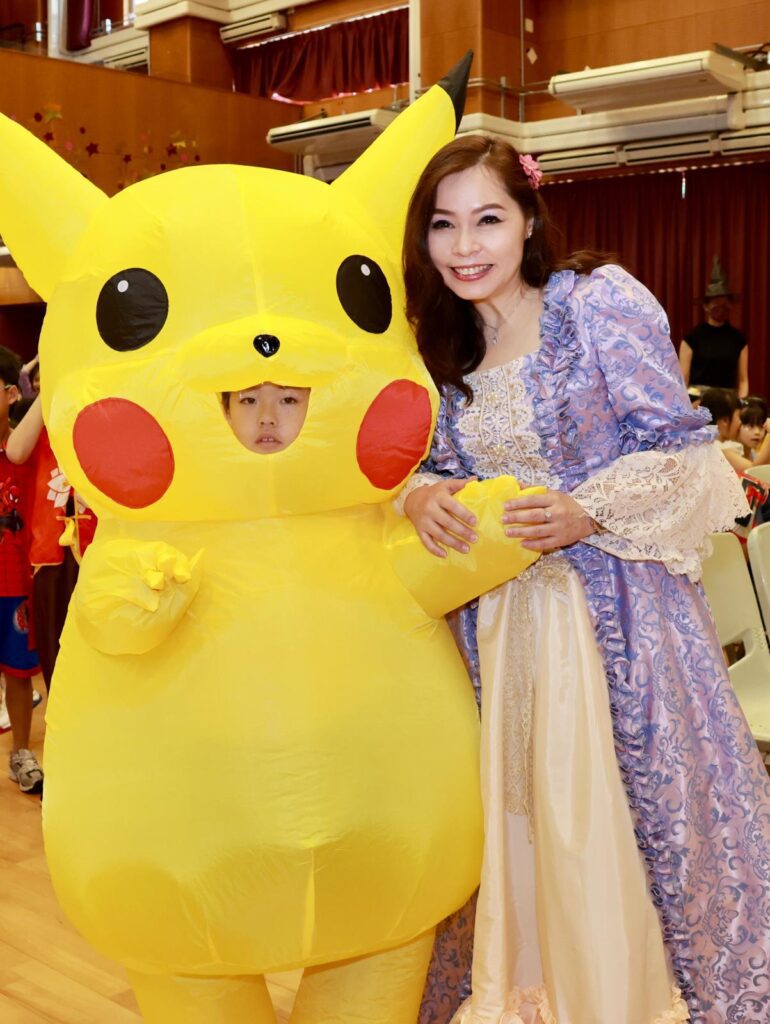 一所學校要走得穩、走得遠,關鍵常在於有人願意持續改良、把理念落到日常。聖公會油塘基顯小學校長蘇詠思的教育旅程,正是在一次次教學實踐與工作歷練中逐步成形:她熱愛音樂填詞,小時候在教會與校園的經驗裡,感受到老師的影響力;她擔任老師,在校內推動課程與活動優化,也曾借調教育局走訪十八區學校,將所見所學帶回校園;然後她成為校長後,每天仍在新政策與新科技(如AI)的浪潮中持續學習,帶領團隊前行。這篇專訪將帶你認識她如何以「愛學習 學習愛。越高分 悅 Go Fun」為方向,把自主學習落實在課堂,把同理心融入校園文化,讓孩子不只追求成績,也在成長中建立面向未來的能力與品格。