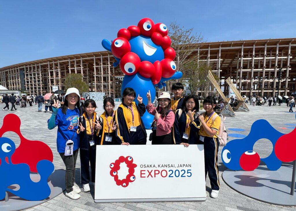 一所學校要走得穩、走得遠,關鍵常在於有人願意持續改良、把理念落到日常。聖公會油塘基顯小學校長蘇詠思的教育旅程,正是在一次次教學實踐與工作歷練中逐步成形:她熱愛音樂填詞,小時候在教會與校園的經驗裡,感受到老師的影響力;她擔任老師,在校內推動課程與活動優化,也曾借調教育局走訪十八區學校,將所見所學帶回校園;然後她成為校長後,每天仍在新政策與新科技(如AI)的浪潮中持續學習,帶領團隊前行。這篇專訪將帶你認識她如何以「愛學習 學習愛。越高分 悅 Go Fun」為方向,把自主學習落實在課堂,把同理心融入校園文化,讓孩子不只追求成績,也在成長中建立面向未來的能力與品格。