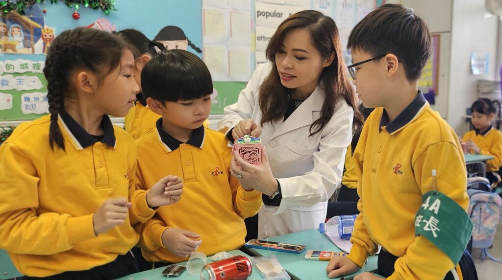 一所學校要走得穩、走得遠,關鍵常在於有人願意持續改良、把理念落到日常。聖公會油塘基顯小學校長蘇詠思的教育旅程,正是在一次次教學實踐與工作歷練中逐步成形:她熱愛音樂填詞,小時候在教會與校園的經驗裡,感受到老師的影響力;她擔任老師,在校內推動課程與活動優化,也曾借調教育局走訪十八區學校,將所見所學帶回校園;然後她成為校長後,每天仍在新政策與新科技(如AI)的浪潮中持續學習,帶領團隊前行。這篇專訪將帶你認識她如何以「愛學習 學習愛。越高分 悅 Go Fun」為方向,把自主學習落實在課堂,把同理心融入校園文化,讓孩子不只追求成績,也在成長中建立面向未來的能力與品格。