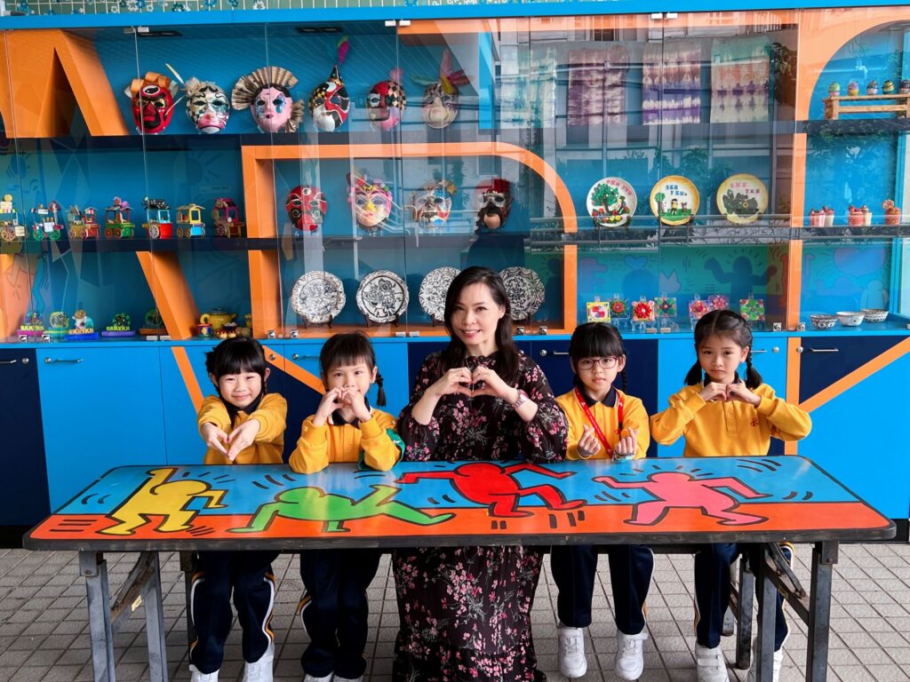 一所學校要走得穩、走得遠,關鍵常在於有人願意持續改良、把理念落到日常。聖公會油塘基顯小學校長蘇詠思的教育旅程,正是在一次次教學實踐與工作歷練中逐步成形:她熱愛音樂填詞,小時候在教會與校園的經驗裡,感受到老師的影響力;她擔任老師,在校內推動課程與活動優化,也曾借調教育局走訪十八區學校,將所見所學帶回校園;然後她成為校長後,每天仍在新政策與新科技(如AI)的浪潮中持續學習,帶領團隊前行。這篇專訪將帶你認識她如何以「愛學習 學習愛。越高分 悅 Go Fun」為方向,把自主學習落實在課堂,把同理心融入校園文化,讓孩子不只追求成績,也在成長中建立面向未來的能力與品格。