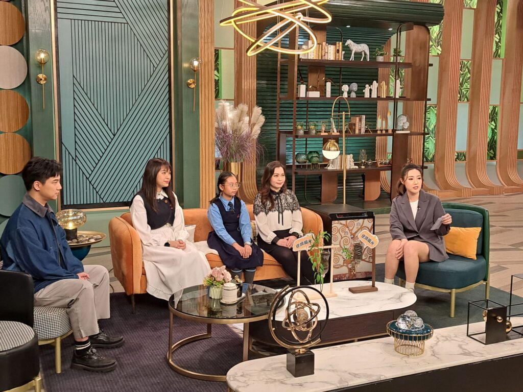 一所學校要走得穩、走得遠,關鍵常在於有人願意持續改良、把理念落到日常。聖公會油塘基顯小學校長蘇詠思的教育旅程,正是在一次次教學實踐與工作歷練中逐步成形:她熱愛音樂填詞,小時候在教會與校園的經驗裡,感受到老師的影響力;她擔任老師,在校內推動課程與活動優化,也曾借調教育局走訪十八區學校,將所見所學帶回校園;然後她成為校長後,每天仍在新政策與新科技(如AI)的浪潮中持續學習,帶領團隊前行。這篇專訪將帶你認識她如何以「愛學習 學習愛。越高分 悅 Go Fun」為方向,把自主學習落實在課堂,把同理心融入校園文化,讓孩子不只追求成績,也在成長中建立面向未來的能力與品格。