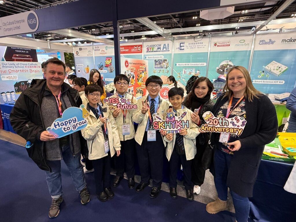 一所學校要走得穩、走得遠,關鍵常在於有人願意持續改良、把理念落到日常。聖公會油塘基顯小學校長蘇詠思的教育旅程,正是在一次次教學實踐與工作歷練中逐步成形:她熱愛音樂填詞,小時候在教會與校園的經驗裡,感受到老師的影響力;她擔任老師,在校內推動課程與活動優化,也曾借調教育局走訪十八區學校,將所見所學帶回校園;然後她成為校長後,每天仍在新政策與新科技(如AI)的浪潮中持續學習,帶領團隊前行。這篇專訪將帶你認識她如何以「愛學習 學習愛。越高分 悅 Go Fun」為方向,把自主學習落實在課堂,把同理心融入校園文化,讓孩子不只追求成績,也在成長中建立面向未來的能力與品格。