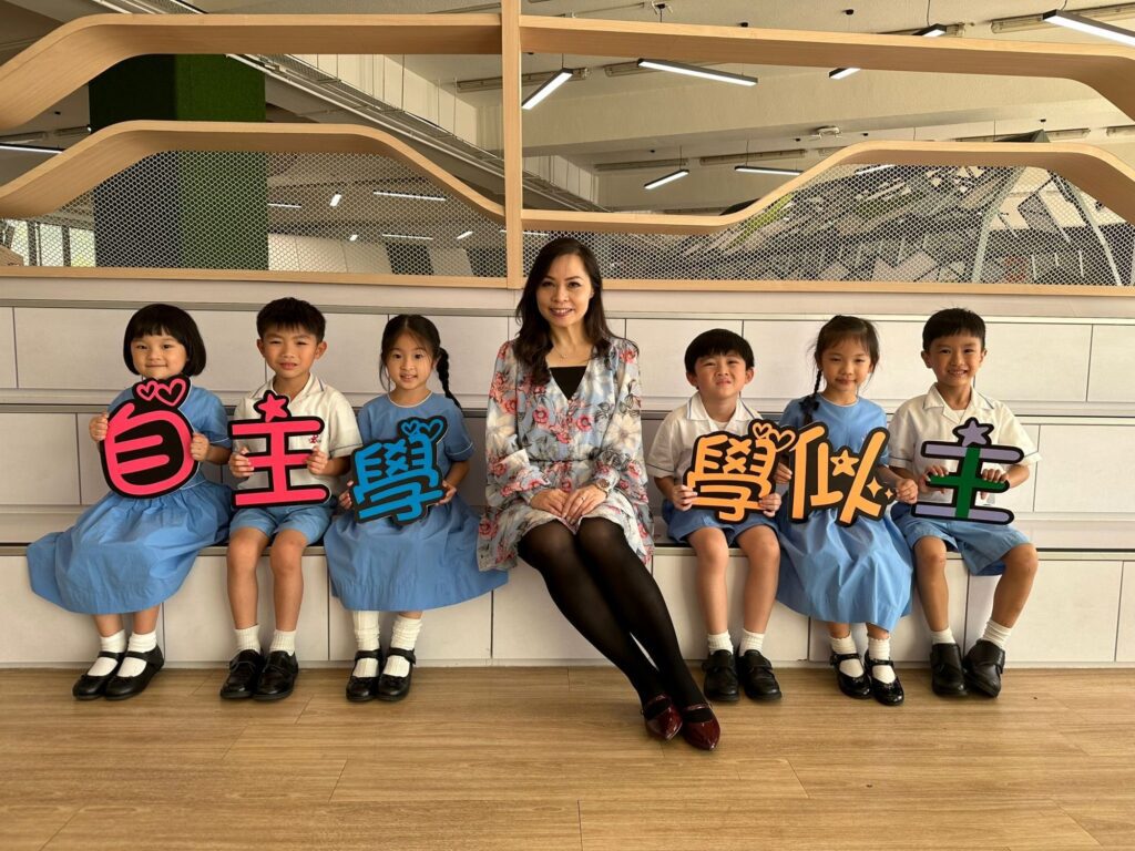 一所學校要走得穩、走得遠,關鍵常在於有人願意持續改良、把理念落到日常。聖公會油塘基顯小學校長蘇詠思的教育旅程,正是在一次次教學實踐與工作歷練中逐步成形:她熱愛音樂填詞,小時候在教會與校園的經驗裡,感受到老師的影響力;她擔任老師,在校內推動課程與活動優化,也曾借調教育局走訪十八區學校,將所見所學帶回校園;然後她成為校長後,每天仍在新政策與新科技(如AI)的浪潮中持續學習,帶領團隊前行。這篇專訪將帶你認識她如何以「愛學習 學習愛。越高分 悅 Go Fun」為方向,把自主學習落實在課堂,把同理心融入校園文化,讓孩子不只追求成績,也在成長中建立面向未來的能力與品格。