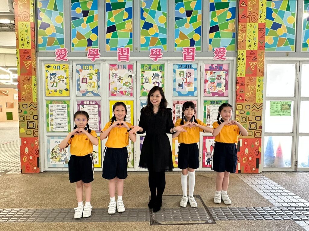 一所學校要走得穩、走得遠,關鍵常在於有人願意持續改良、把理念落到日常。聖公會油塘基顯小學校長蘇詠思的教育旅程,正是在一次次教學實踐與工作歷練中逐步成形:她熱愛音樂填詞,小時候在教會與校園的經驗裡,感受到老師的影響力;她擔任老師,在校內推動課程與活動優化,也曾借調教育局走訪十八區學校,將所見所學帶回校園;然後她成為校長後,每天仍在新政策與新科技(如AI)的浪潮中持續學習,帶領團隊前行。這篇專訪將帶你認識她如何以「愛學習 學習愛。越高分 悅 Go Fun」為方向,把自主學習落實在課堂,把同理心融入校園文化,讓孩子不只追求成績,也在成長中建立面向未來的能力與品格。