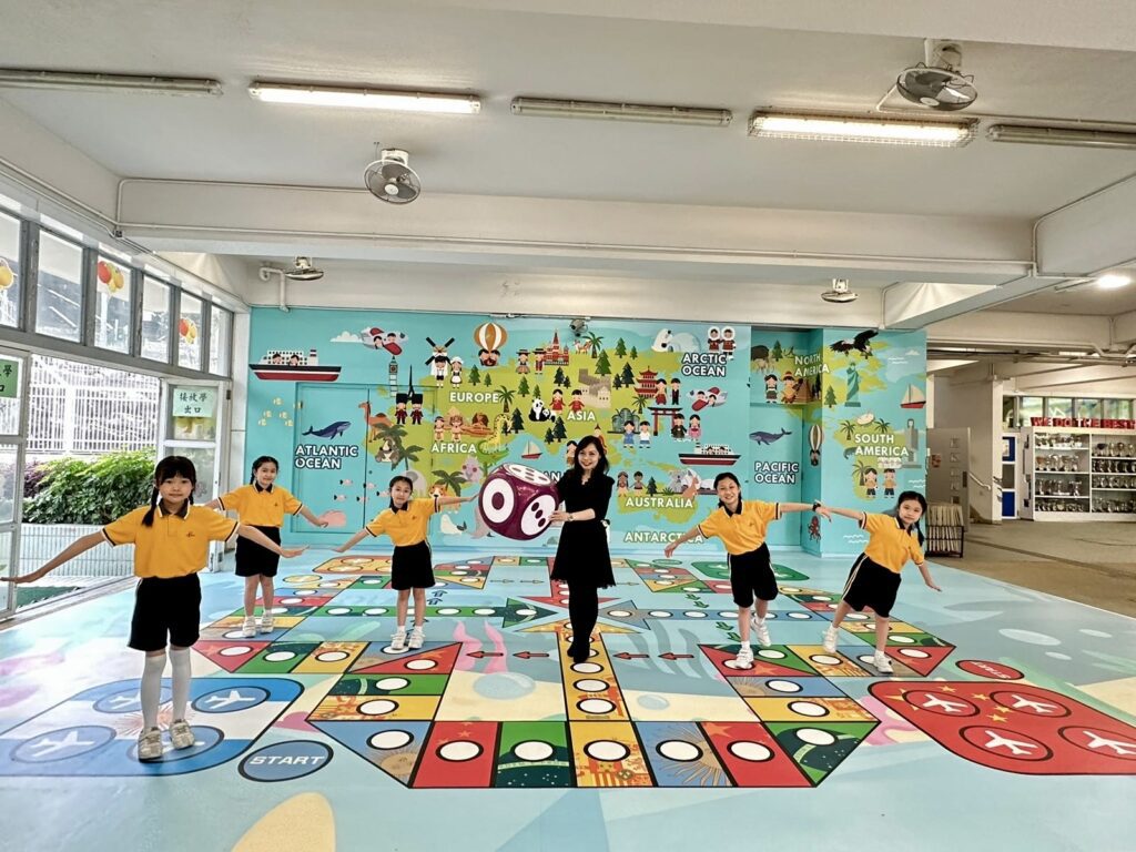 一所學校要走得穩、走得遠,關鍵常在於有人願意持續改良、把理念落到日常。聖公會油塘基顯小學校長蘇詠思的教育旅程,正是在一次次教學實踐與工作歷練中逐步成形:她熱愛音樂填詞,小時候在教會與校園的經驗裡,感受到老師的影響力;她擔任老師,在校內推動課程與活動優化,也曾借調教育局走訪十八區學校,將所見所學帶回校園;然後她成為校長後,每天仍在新政策與新科技(如AI)的浪潮中持續學習,帶領團隊前行。這篇專訪將帶你認識她如何以「愛學習 學習愛。越高分 悅 Go Fun」為方向,把自主學習落實在課堂,把同理心融入校園文化,讓孩子不只追求成績,也在成長中建立面向未來的能力與品格。