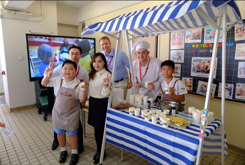 一所學校要走得穩、走得遠,關鍵常在於有人願意持續改良、把理念落到日常。聖公會油塘基顯小學校長蘇詠思的教育旅程,正是在一次次教學實踐與工作歷練中逐步成形:她熱愛音樂填詞,小時候在教會與校園的經驗裡,感受到老師的影響力;她擔任老師,在校內推動課程與活動優化,也曾借調教育局走訪十八區學校,將所見所學帶回校園;然後她成為校長後,每天仍在新政策與新科技(如AI)的浪潮中持續學習,帶領團隊前行。這篇專訪將帶你認識她如何以「愛學習 學習愛。越高分 悅 Go Fun」為方向,把自主學習落實在課堂,把同理心融入校園文化,讓孩子不只追求成績,也在成長中建立面向未來的能力與品格。