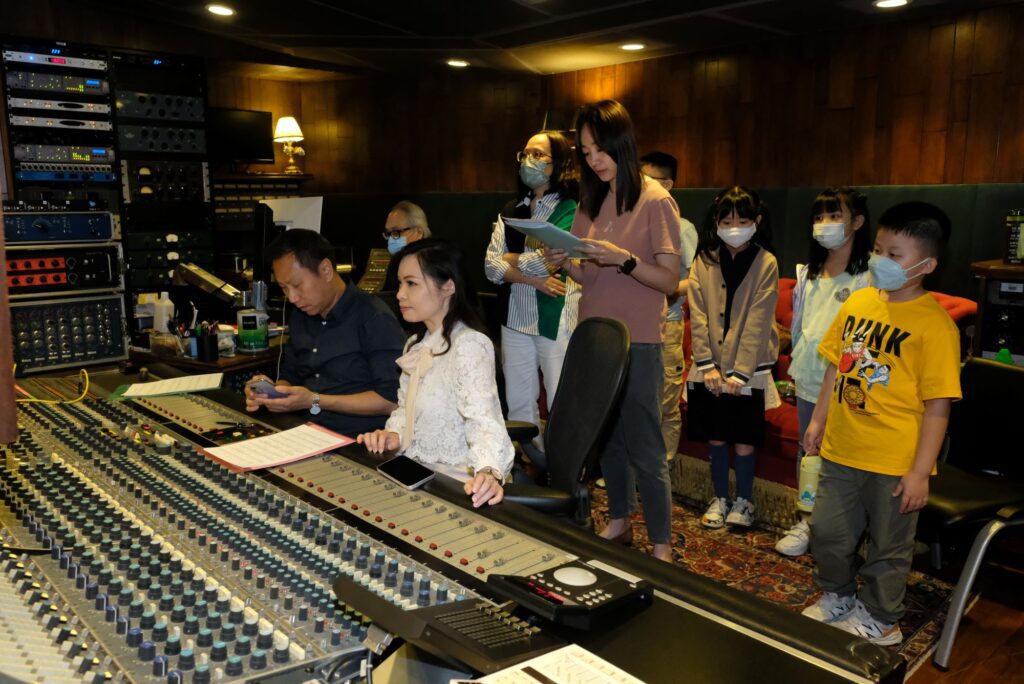 一個原本不敢上台的學生，最後在眾人面前透過打鼓完成一首曲，台下掌聲響起，那一刻他記住的可能不是節拍，而是「原來我都可以」。蘇詠思校長最在意的，就是把這種改變一次次變成可能。她把對文字與旋律的敏感，從填詞延伸到作曲，從同儕分享進取到舉辦個人音樂會，從小型創作演化到影像作品。回到校園場景，讓學生不只唱歌，更用自己的樂器參與、合作、完成一場又一場真正的演出。這篇文章要寫的，是她如何將多年創作經驗揉進教育舞台，編寫學生的樂譜，也把正向與盼望，寫進他們的日常。