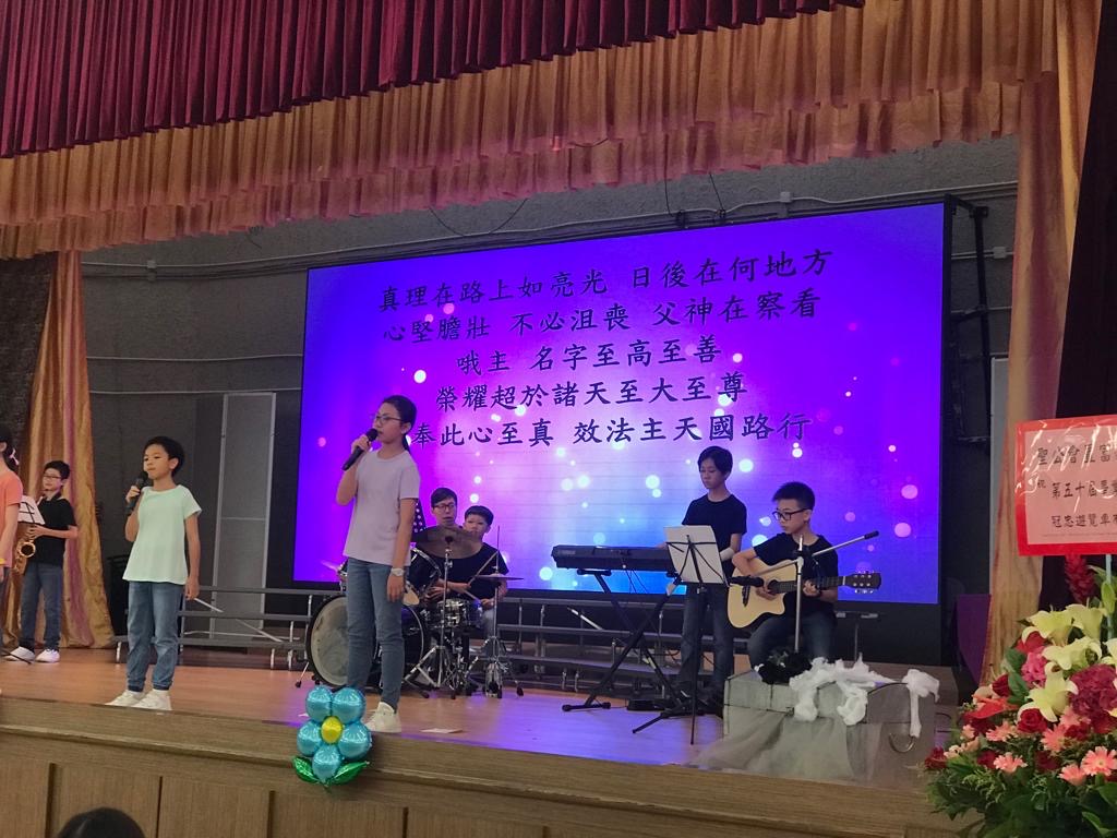 一個原本不敢上台的學生，最後在眾人面前透過打鼓完成一首曲，台下掌聲響起，那一刻他記住的可能不是節拍，而是「原來我都可以」。蘇詠思校長最在意的，就是把這種改變一次次變成可能。她把對文字與旋律的敏感，從填詞延伸到作曲，從同儕分享進取到舉辦個人音樂會，從小型創作演化到影像作品。回到校園場景，讓學生不只唱歌，更用自己的樂器參與、合作、完成一場又一場真正的演出。這篇文章要寫的，是她如何將多年創作經驗揉進教育舞台，編寫學生的樂譜，也把正向與盼望，寫進他們的日常。