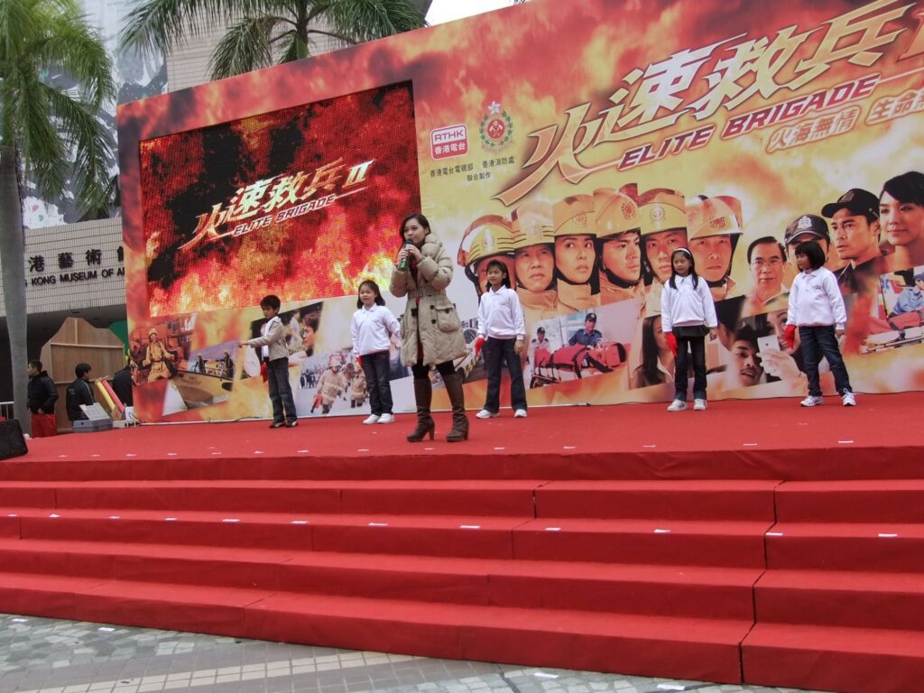 一個原本不敢上台的學生，最後在眾人面前透過打鼓完成一首曲，台下掌聲響起，那一刻他記住的可能不是節拍，而是「原來我都可以」。蘇詠思校長最在意的，就是把這種改變一次次變成可能。她把對文字與旋律的敏感，從填詞延伸到作曲，從同儕分享進取到舉辦個人音樂會，從小型創作演化到影像作品。回到校園場景，讓學生不只唱歌，更用自己的樂器參與、合作、完成一場又一場真正的演出。這篇文章要寫的，是她如何將多年創作經驗揉進教育舞台，編寫學生的樂譜，也把正向與盼望，寫進他們的日常。