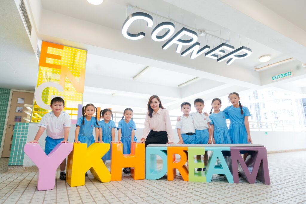 一個原本不敢上台的學生，最後在眾人面前透過打鼓完成一首曲，台下掌聲響起，那一刻他記住的可能不是節拍，而是「原來我都可以」。蘇詠思校長最在意的，就是把這種改變一次次變成可能。她把對文字與旋律的敏感，從填詞延伸到作曲，從同儕分享進取到舉辦個人音樂會，從小型創作演化到影像作品。回到校園場景，讓學生不只唱歌，更用自己的樂器參與、合作、完成一場又一場真正的演出。這篇文章要寫的，是她如何將多年創作經驗揉進教育舞台，編寫學生的樂譜，也把正向與盼望，寫進他們的日常。