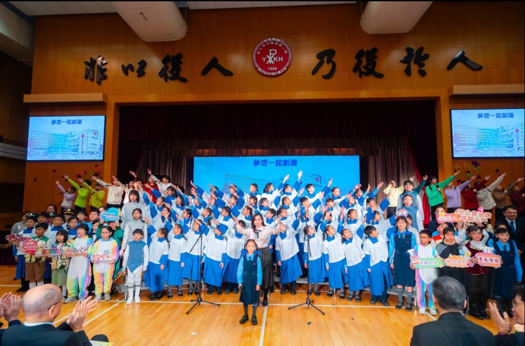 一個原本不敢上台的學生，最後在眾人面前透過打鼓完成一首曲，台下掌聲響起，那一刻他記住的可能不是節拍，而是「原來我都可以」。蘇詠思校長最在意的，就是把這種改變一次次變成可能。她把對文字與旋律的敏感，從填詞延伸到作曲，從同儕分享進取到舉辦個人音樂會，從小型創作演化到影像作品。回到校園場景，讓學生不只唱歌，更用自己的樂器參與、合作、完成一場又一場真正的演出。這篇文章要寫的，是她如何將多年創作經驗揉進教育舞台，編寫學生的樂譜，也把正向與盼望，寫進他們的日常。