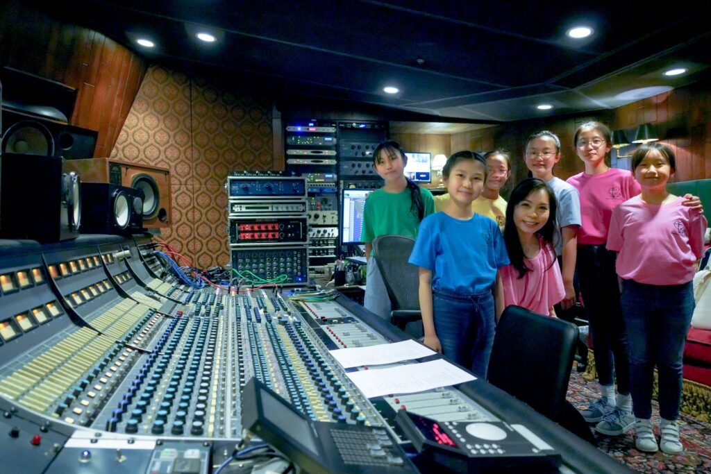 一個原本不敢上台的學生，最後在眾人面前透過打鼓完成一首曲，台下掌聲響起，那一刻他記住的可能不是節拍，而是「原來我都可以」。蘇詠思校長最在意的，就是把這種改變一次次變成可能。她把對文字與旋律的敏感，從填詞延伸到作曲，從同儕分享進取到舉辦個人音樂會，從小型創作演化到影像作品。回到校園場景，讓學生不只唱歌，更用自己的樂器參與、合作、完成一場又一場真正的演出。這篇文章要寫的，是她如何將多年創作經驗揉進教育舞台，編寫學生的樂譜，也把正向與盼望，寫進他們的日常。