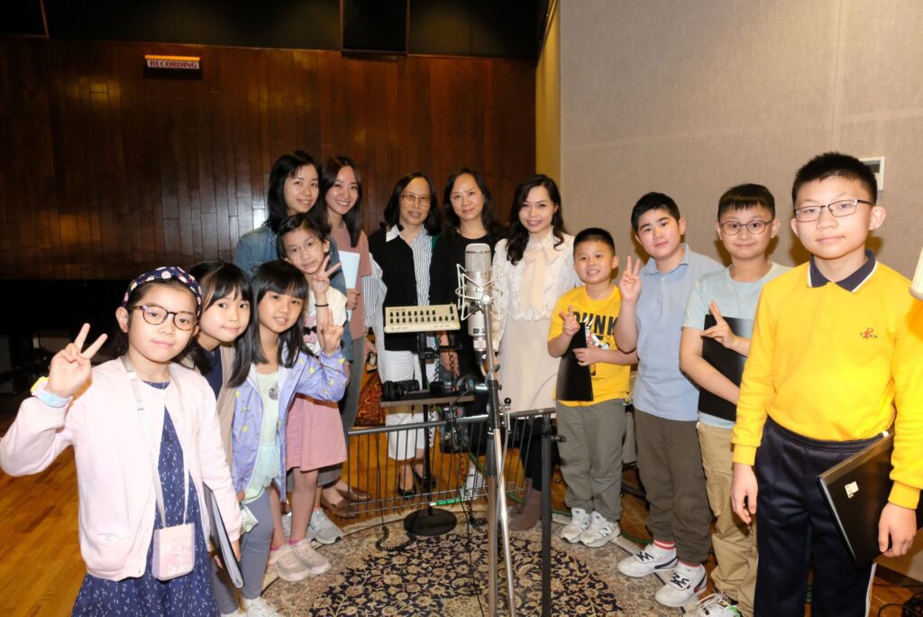 一個原本不敢上台的學生，最後在眾人面前透過打鼓完成一首曲，台下掌聲響起，那一刻他記住的可能不是節拍，而是「原來我都可以」。蘇詠思校長最在意的，就是把這種改變一次次變成可能。她把對文字與旋律的敏感，從填詞延伸到作曲，從同儕分享進取到舉辦個人音樂會，從小型創作演化到影像作品。回到校園場景，讓學生不只唱歌，更用自己的樂器參與、合作、完成一場又一場真正的演出。這篇文章要寫的，是她如何將多年創作經驗揉進教育舞台，編寫學生的樂譜，也把正向與盼望，寫進他們的日常。