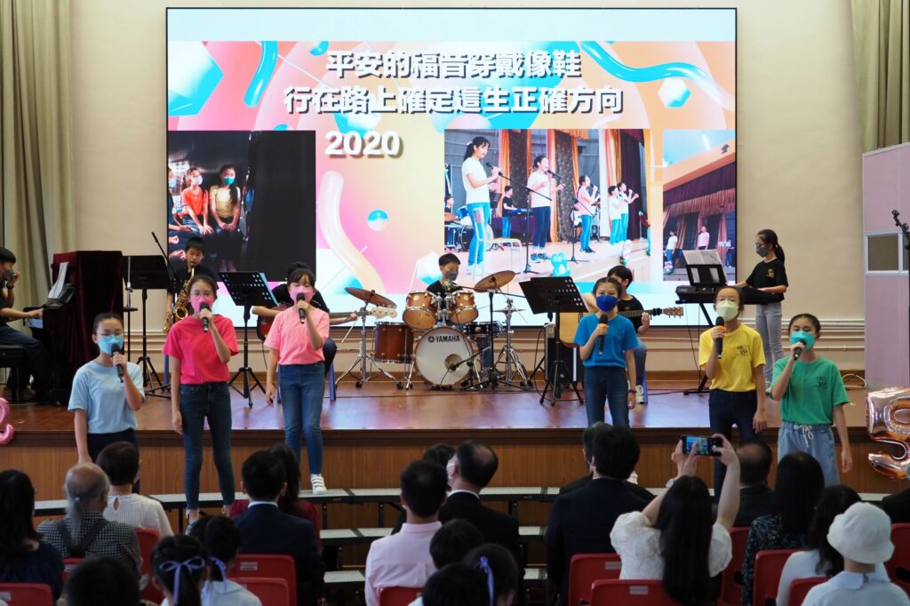 一個原本不敢上台的學生，最後在眾人面前透過打鼓完成一首曲，台下掌聲響起，那一刻他記住的可能不是節拍，而是「原來我都可以」。蘇詠思校長最在意的，就是把這種改變一次次變成可能。她把對文字與旋律的敏感，從填詞延伸到作曲，從同儕分享進取到舉辦個人音樂會，從小型創作演化到影像作品。回到校園場景，讓學生不只唱歌，更用自己的樂器參與、合作、完成一場又一場真正的演出。這篇文章要寫的，是她如何將多年創作經驗揉進教育舞台，編寫學生的樂譜，也把正向與盼望，寫進他們的日常。